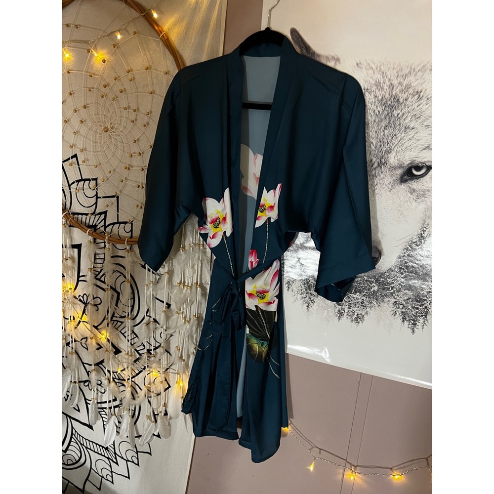 Womens Charmeuse satin kimono robe NWOT